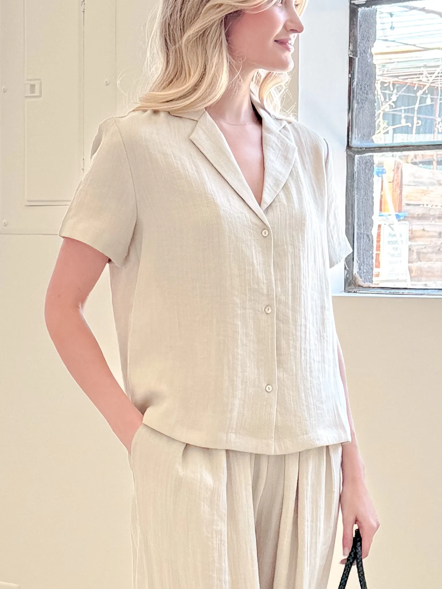 MinimalistSilhouette Contrast Stitching Logan Top