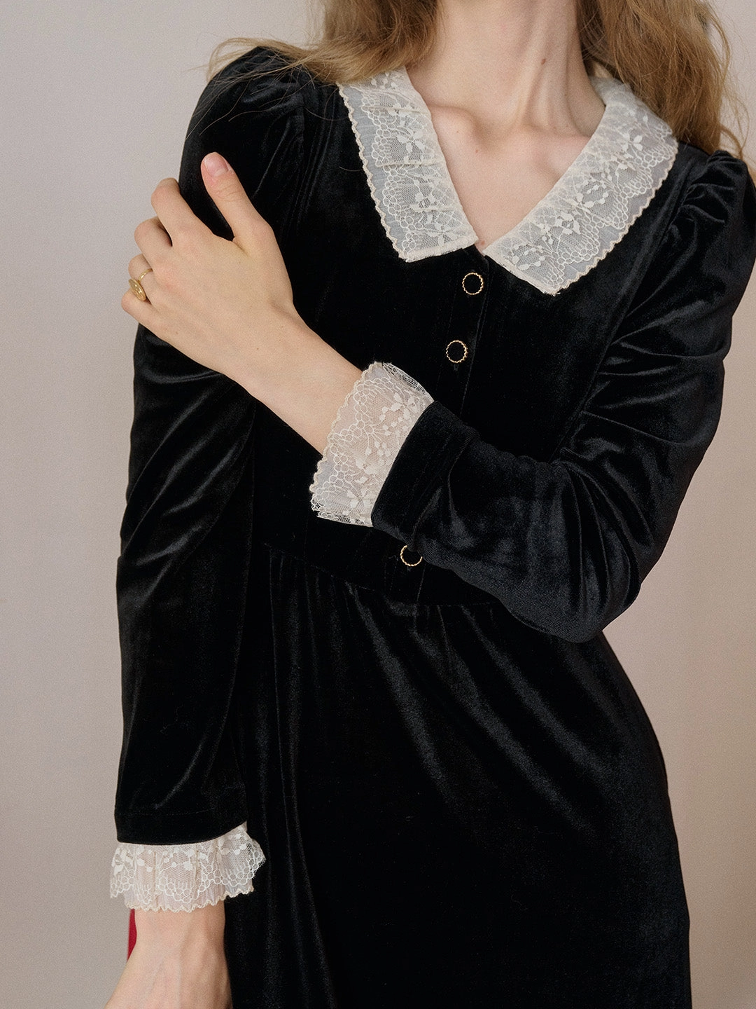 Airflow Weave Pattern WrinkleFree Finish Anti Bacterial Treatment Emely V-Neck Velvet Lace Dress