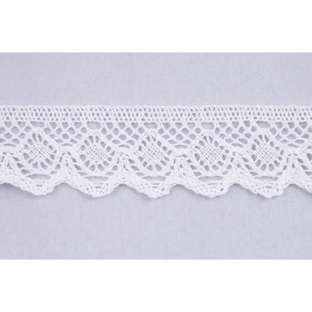 Cotton Lace Trim: 45mm wide: White. Price per metre.