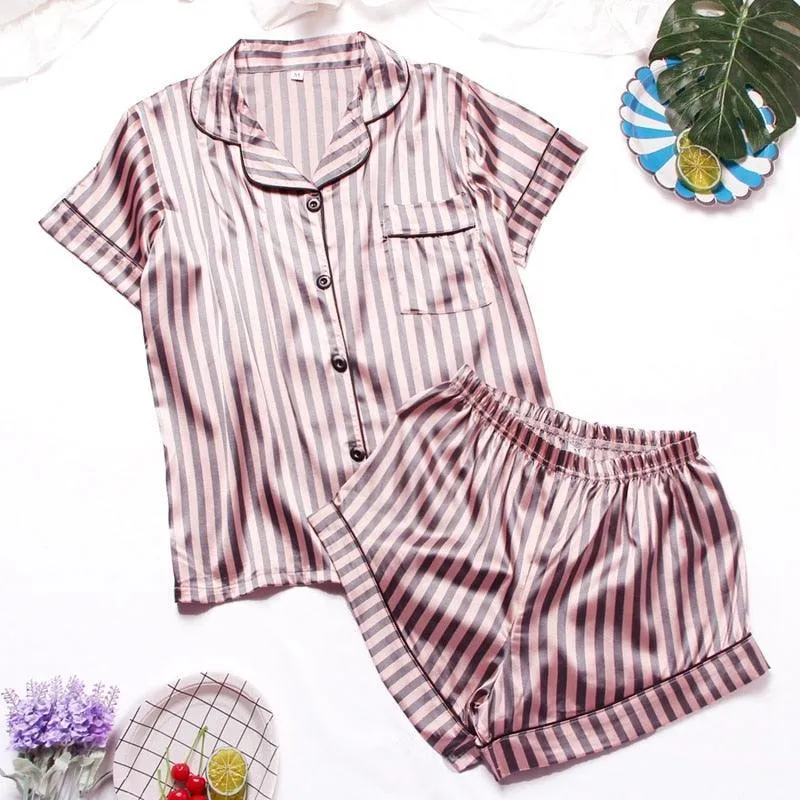 Cozy Chic: Women's Relaxed Fit Short Sleeve Pajama Set for Stylish Evenings