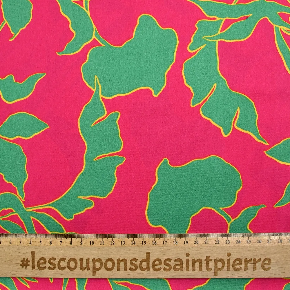 Crêpe satin polyester imprimé feuilles turquoise fond fuchsia
