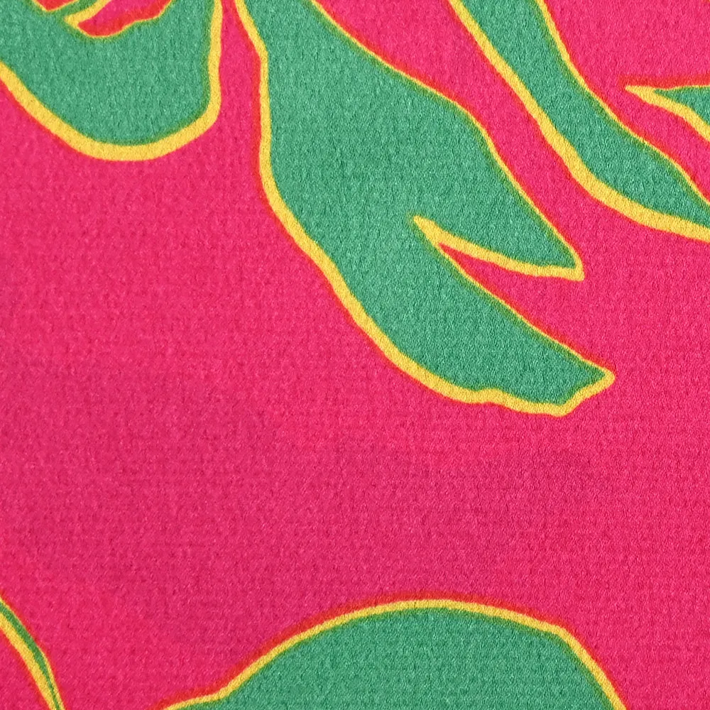 Crêpe satin polyester imprimé feuilles turquoise fond fuchsia