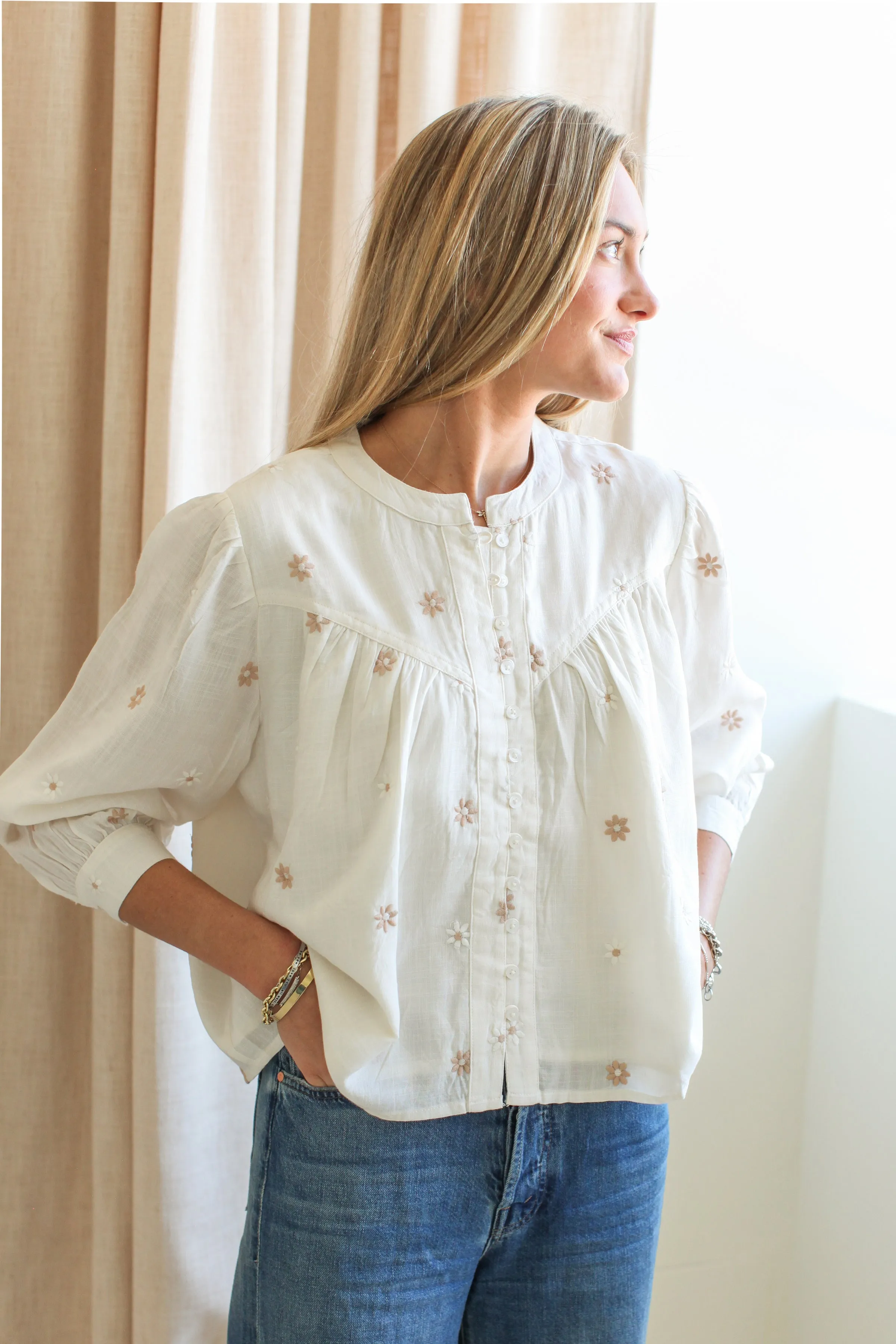 MultiPanelConstruction Ribbed Collar Style Daisy Button-up Blouse