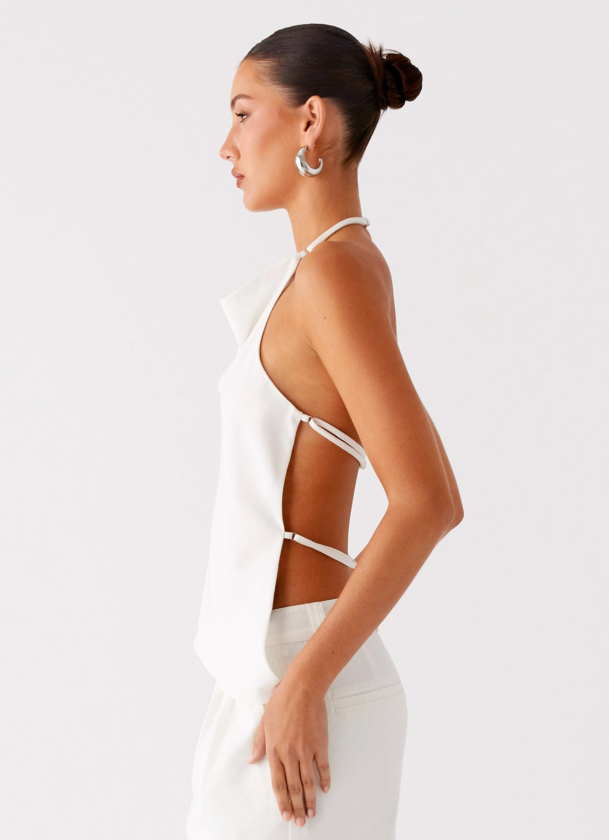 Odor Resistant Treatment Reinforced Shoulder Panels Delong Backless Linen Top - White