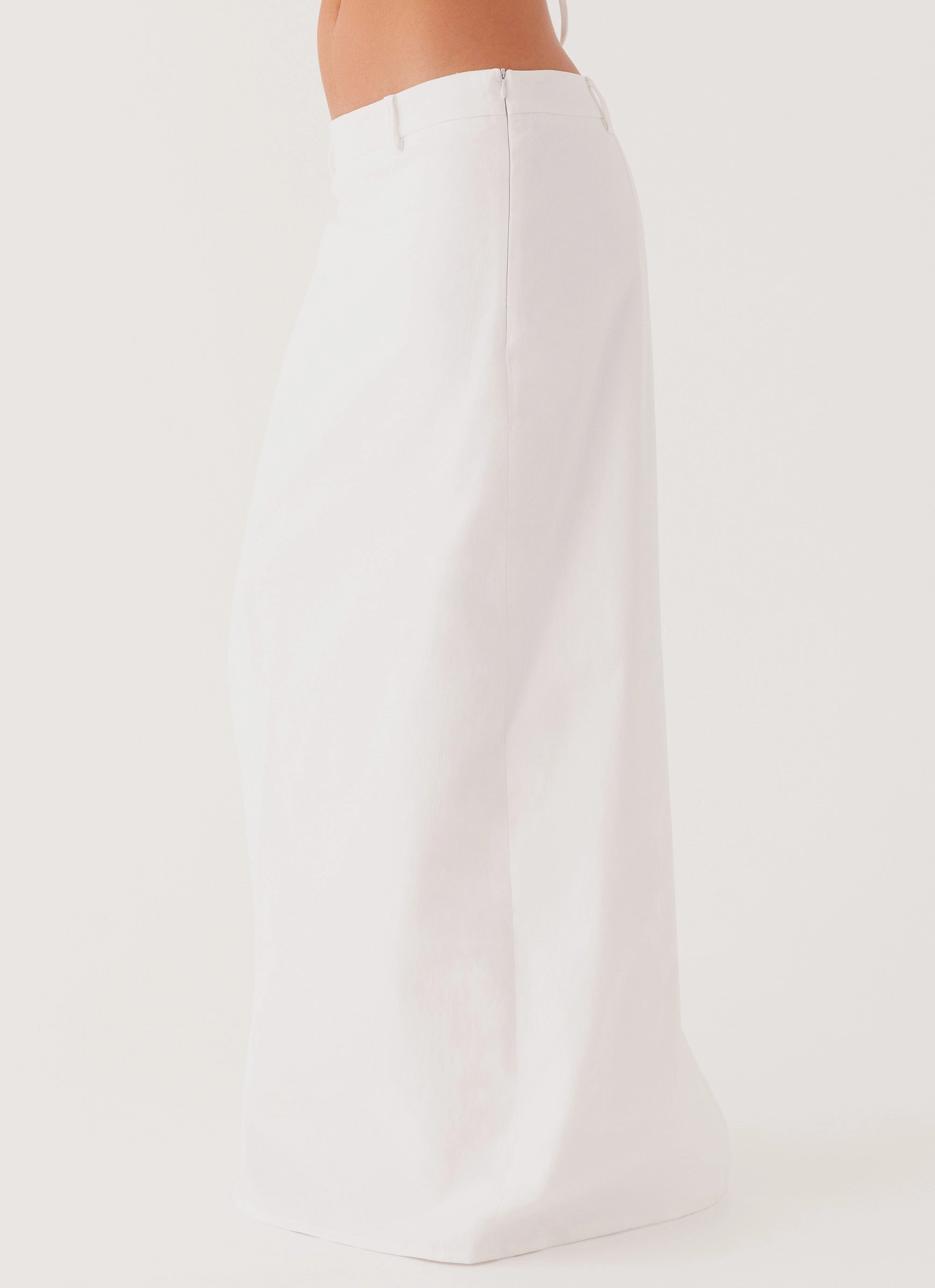 Jaslyn Maxi Skirt - White Clean Fit Fresh Aesthetic
