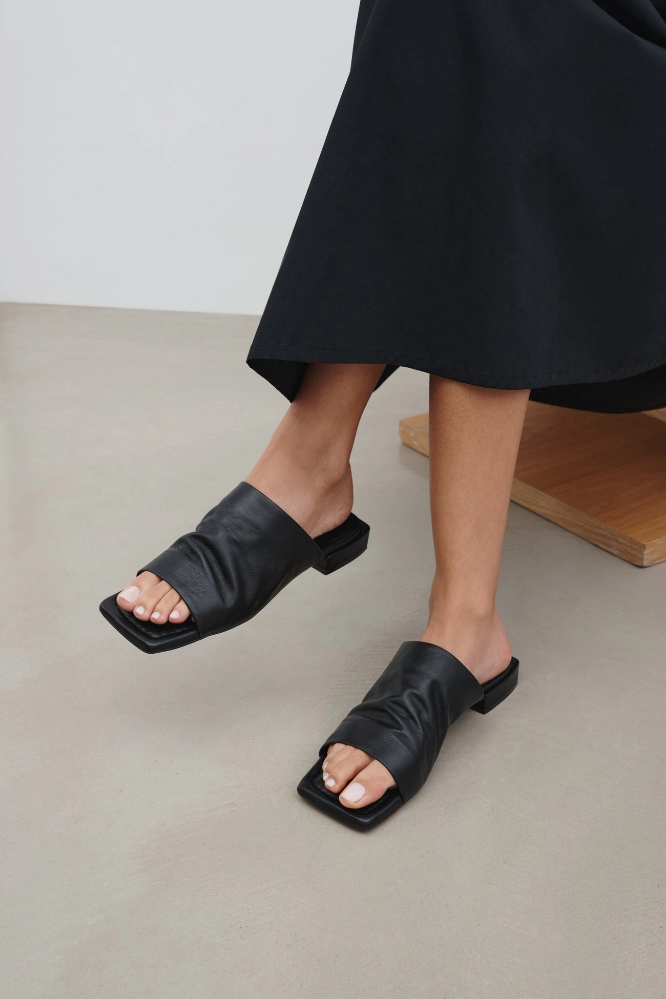 StaticResistant Material Relaxed Tee Lisbet Sandals