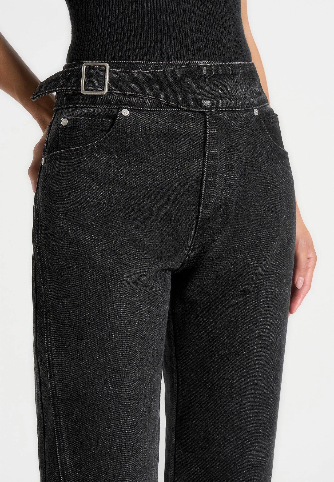 Cool Texture Stretch Enhanced Mobility Loane - Twist Leg Boyfriend Jeans With Waist Adjuster - Washed Black