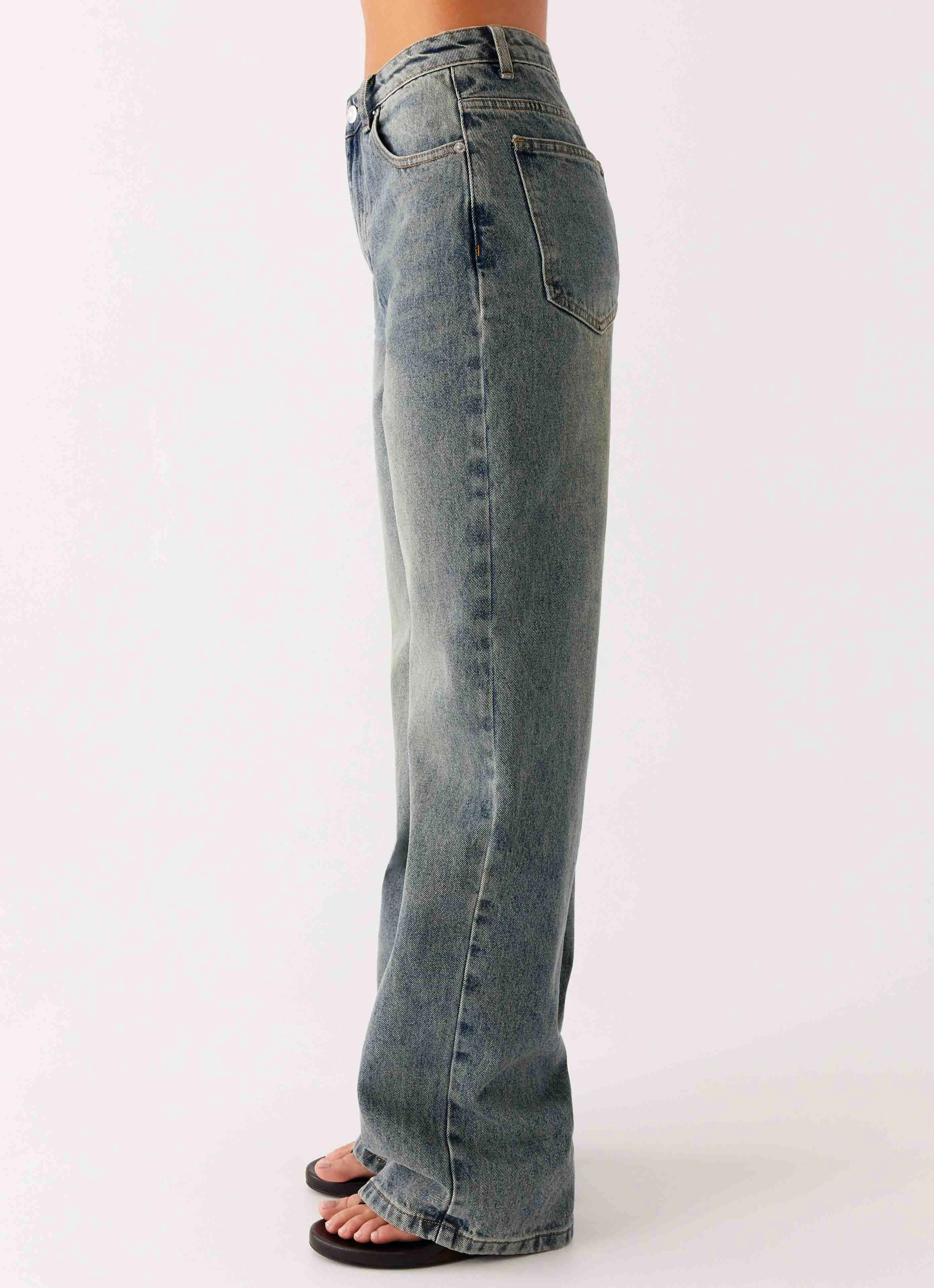 Fit And Easy Shopping Day Outdoor Enthusiast Back Again Straight Leg Denim Jeans - Dirty Wash