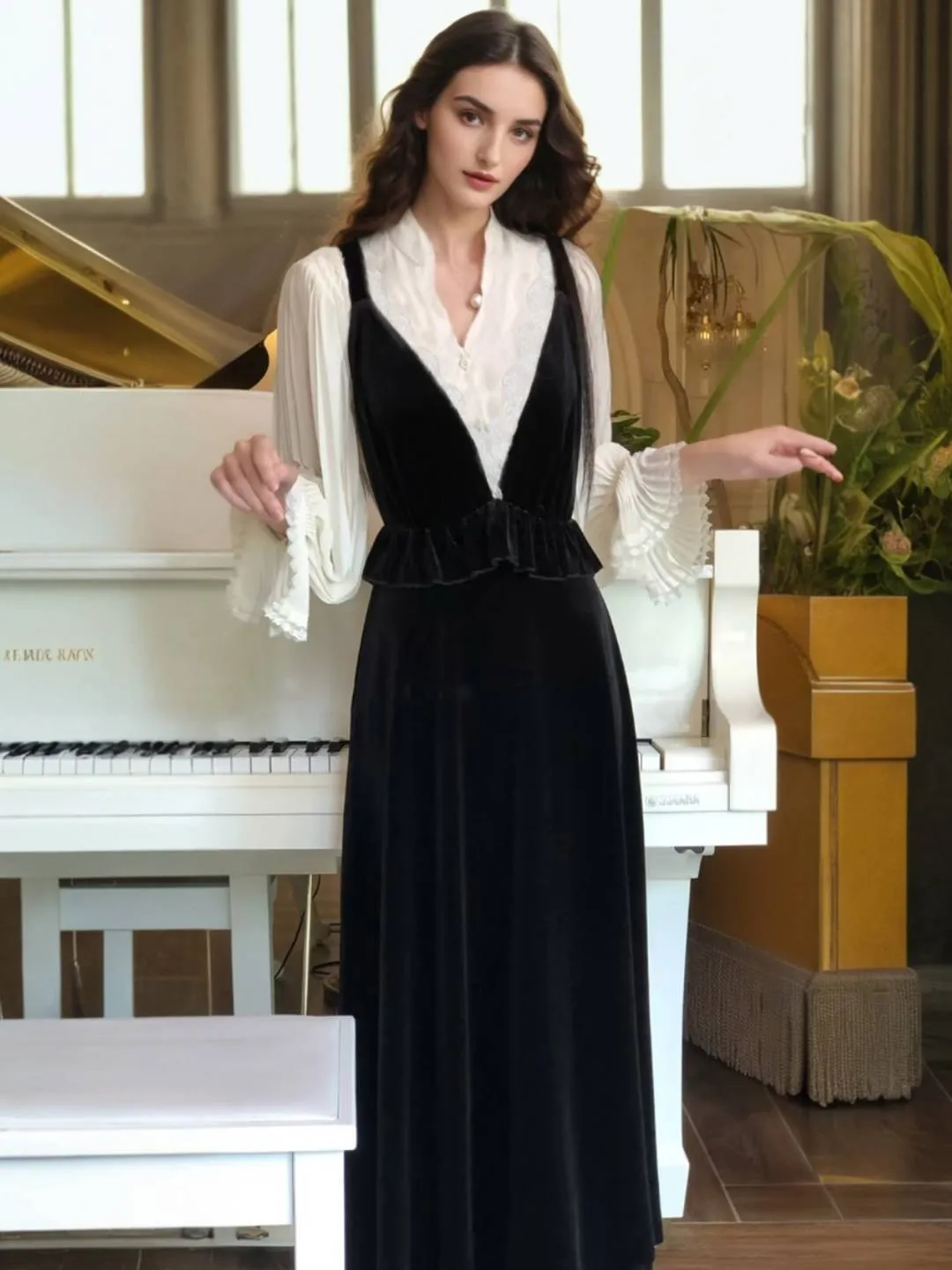 ElasticEdgeBinding Sariyah V-Neck Blouse