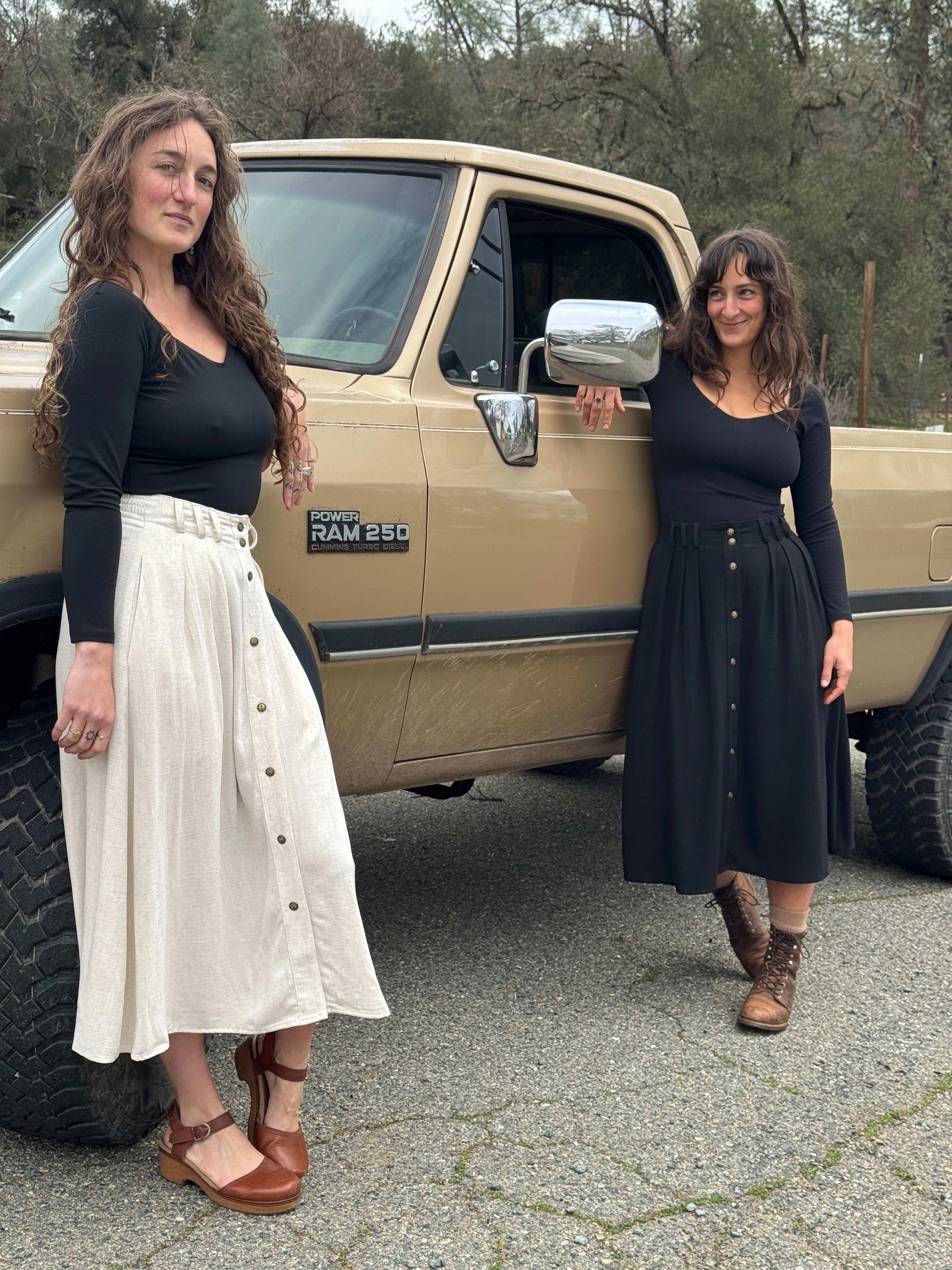 Breathable fabric Trices Skirt in Textured Black Linen