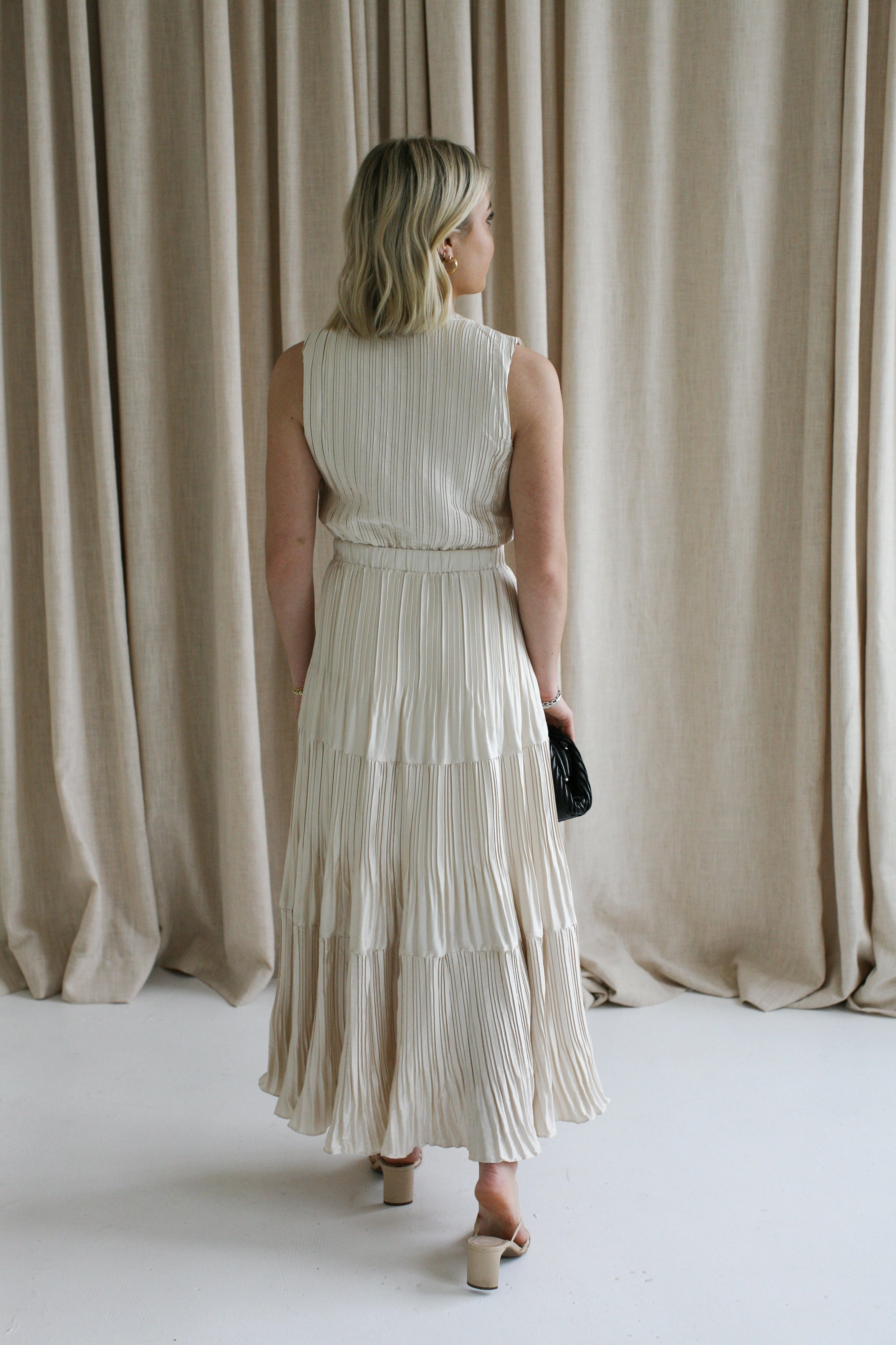 Pastel-Tone Sleeveless Taupe Pleat Dress