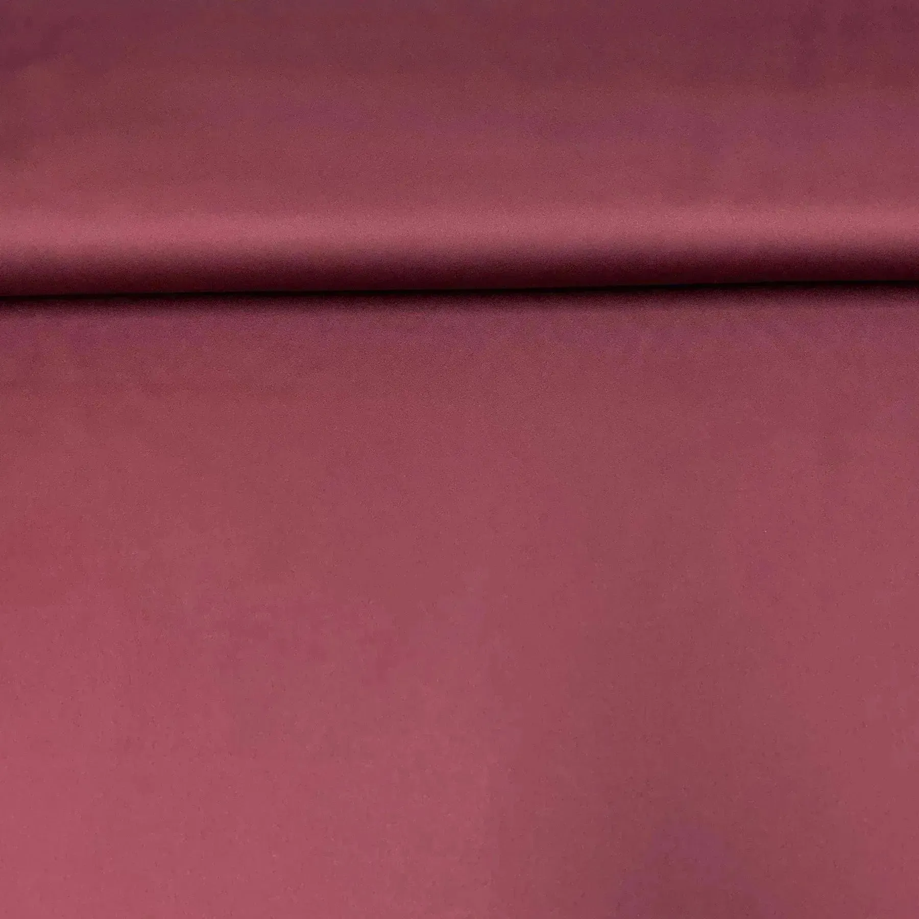Tissu satin bordeaux