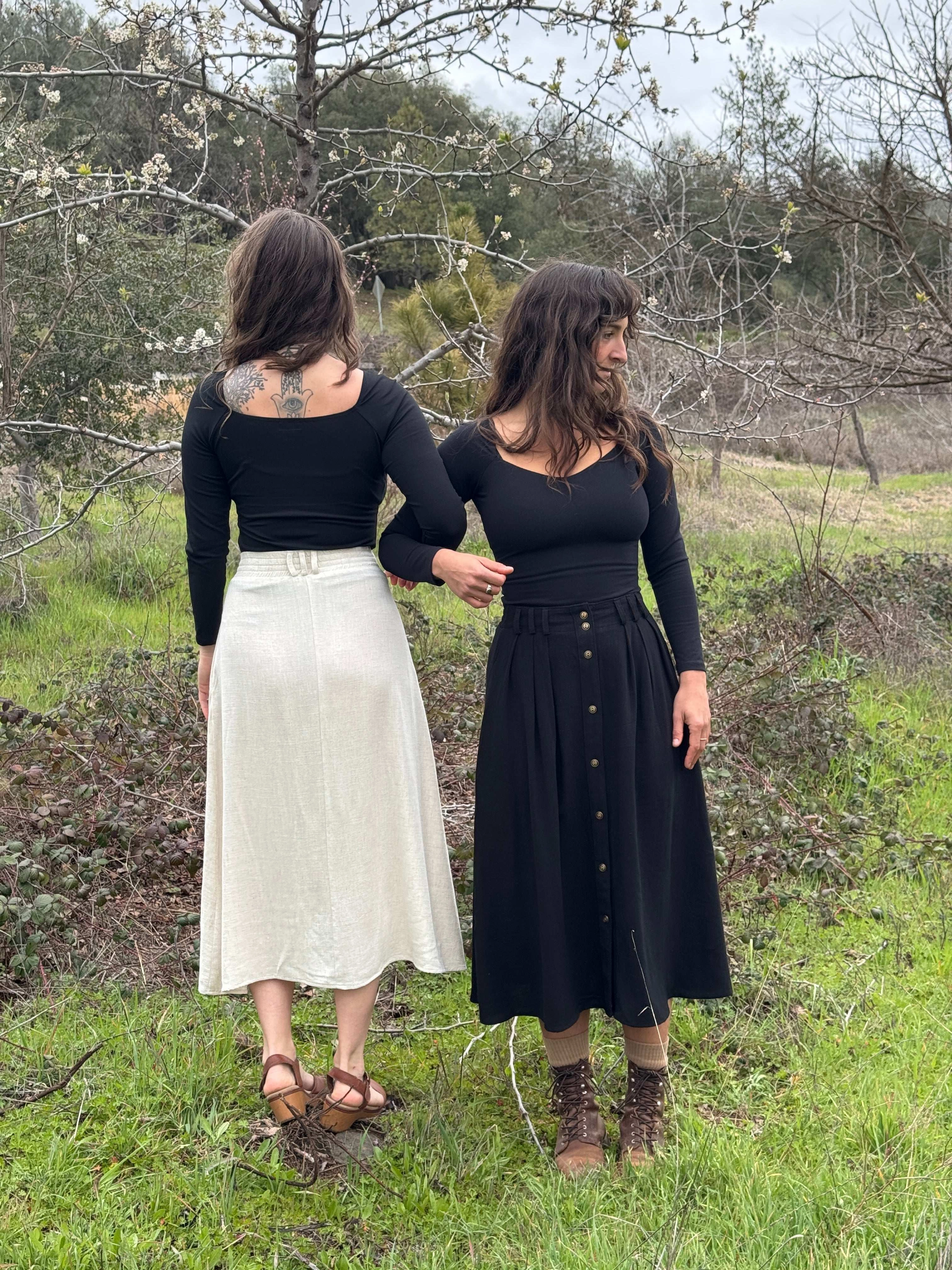 Full Coverage Back pockets Trices Skirt in Textured Oat Linen