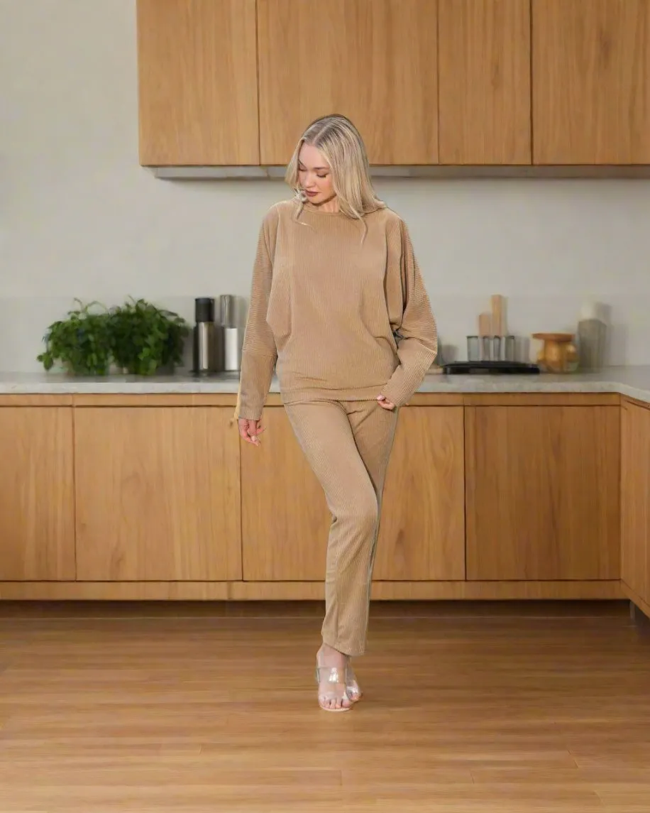 Two-piece pajama set with oversized T-shirt made of corduroy