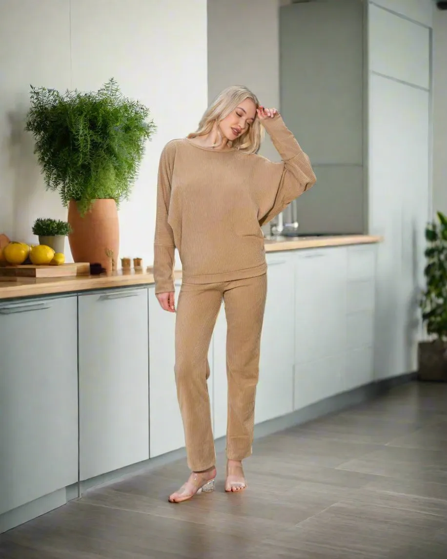 Two-piece pajama set with oversized T-shirt made of corduroy