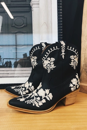 BrushedInnerLining OdorResistantTechnology Way Out West Boots