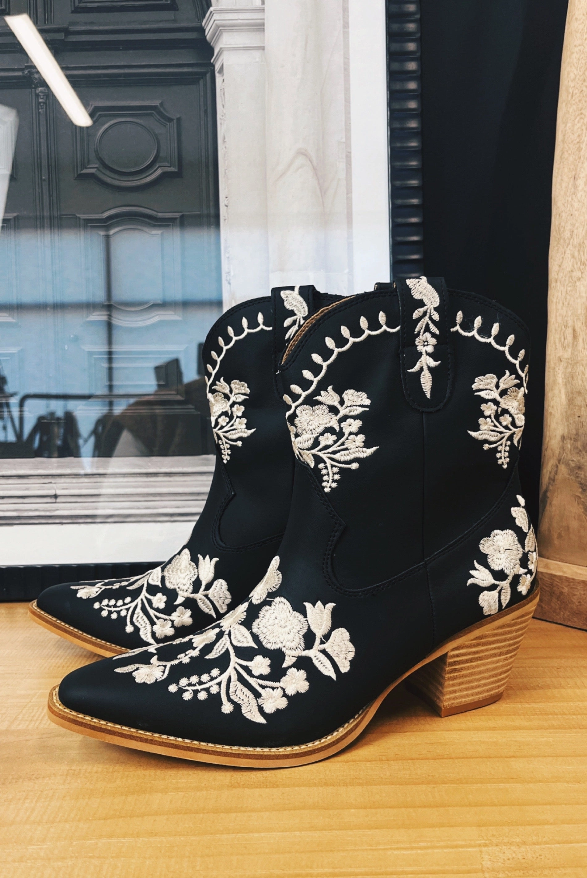 BrushedInnerLining OdorResistantTechnology Way Out West Boots
