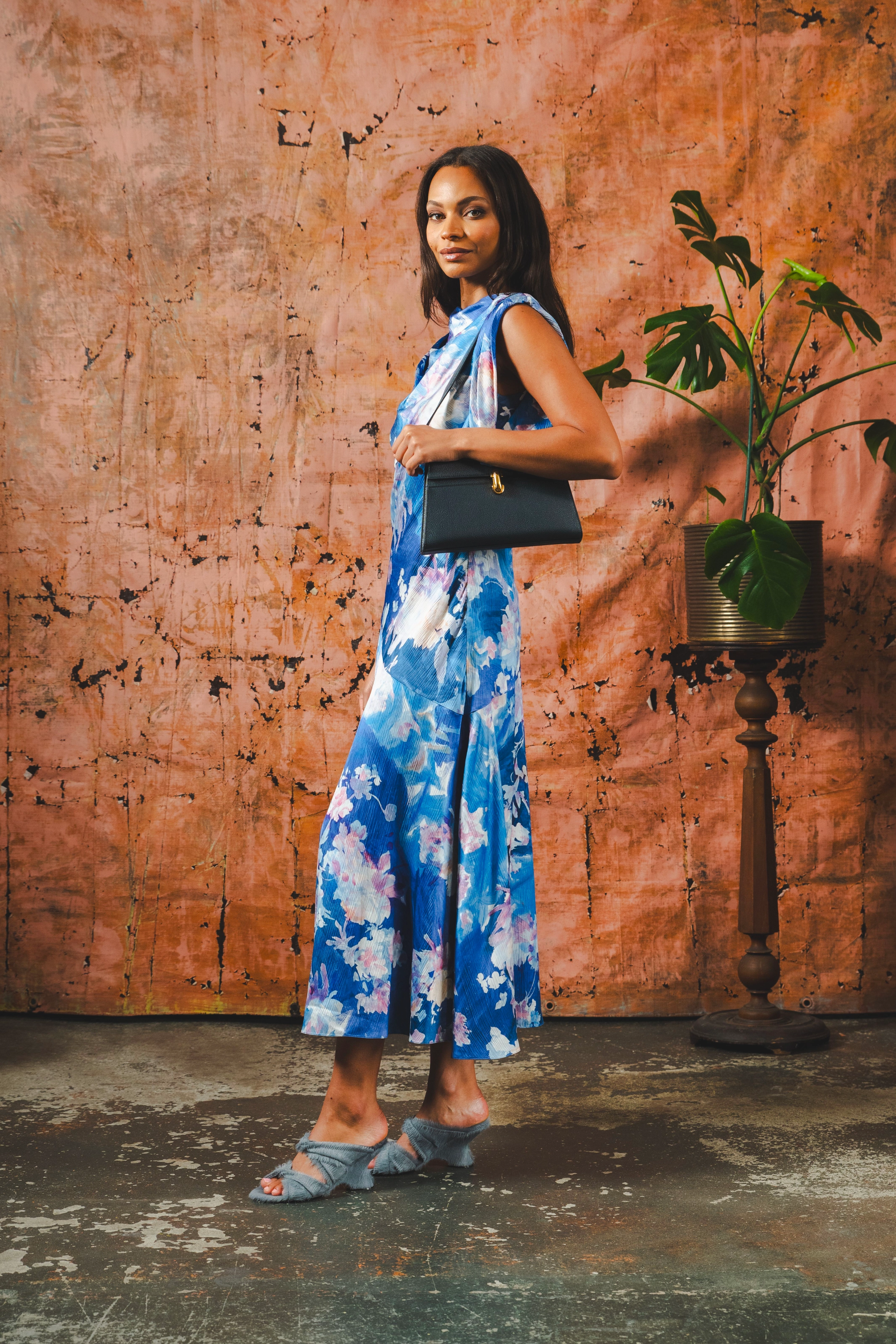 Timeless fitted silhouette All Season Style Floral Sleeveless Midi Dress