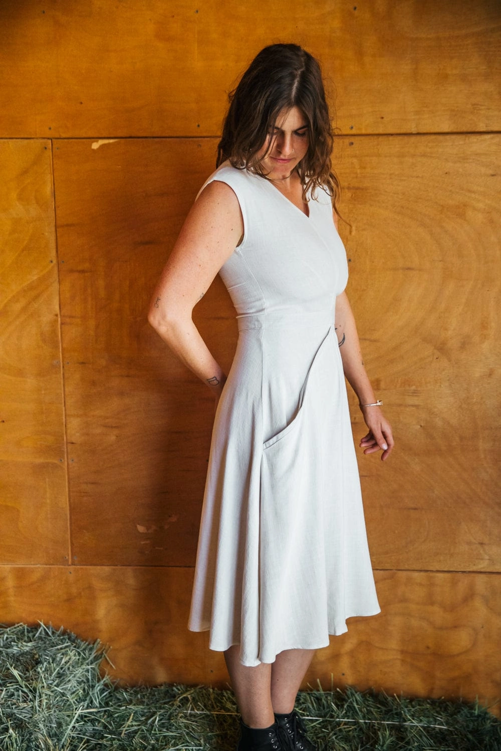 Xena Dress in Oat Linen Balanced Light Flap-Detail